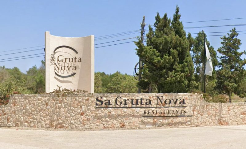 Entrada del restaurante Sa Gruta Nova con muro de piedra