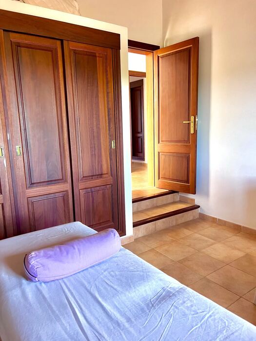 Armario empotrado de madera y puerta al pasillo