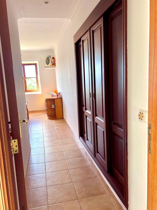 Entrada al dormitorio con armario empotrado