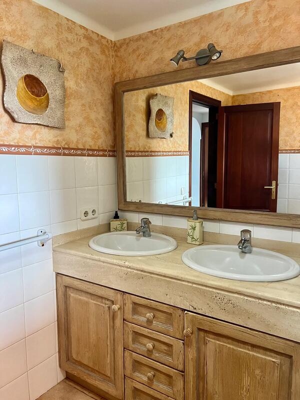 Doble lavabo con encimera de piedra