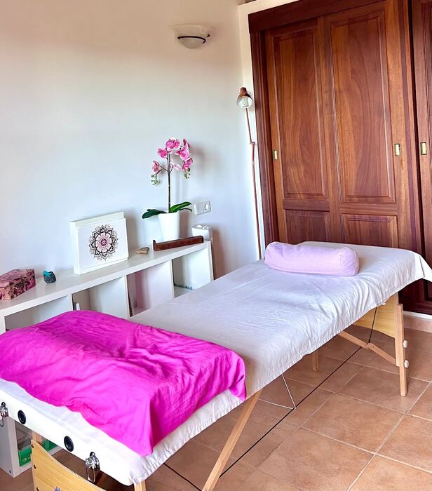 Dormitorio con armario empotrado de madera