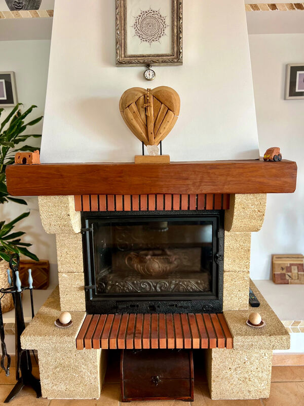 Salón con chimenea de leña