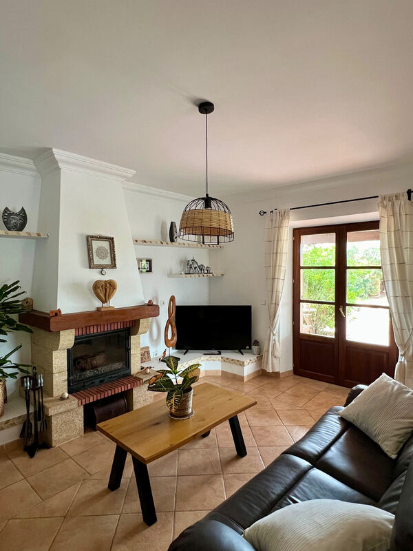 Salón con chimenea de leña