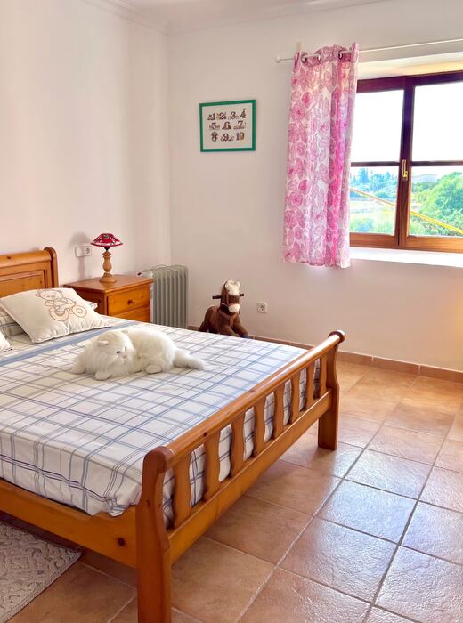 Cama de madera junto a la ventana