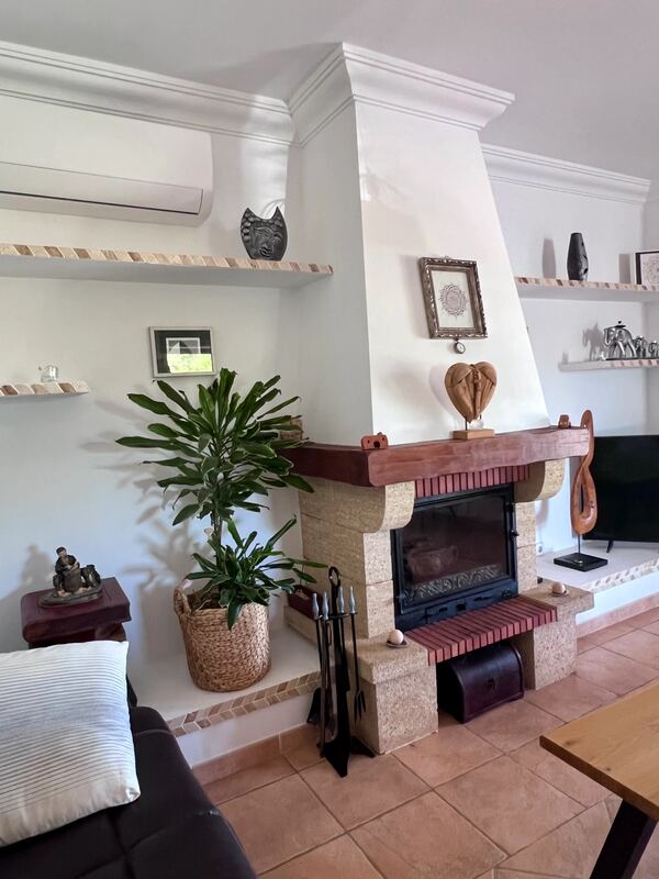 Salón con chimenea de leña