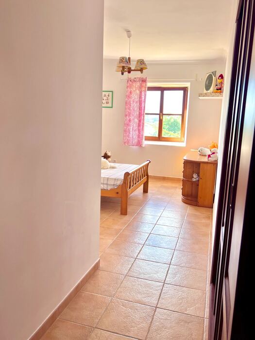Dormitorio luminoso con ventana al campo