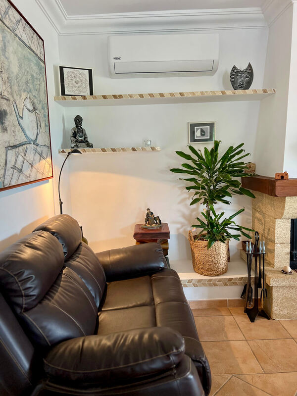 Salón con chimenea de leña