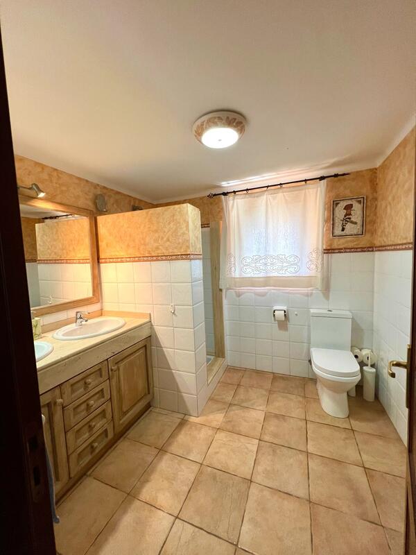 Baño con doble lavabo y mueble de madera
